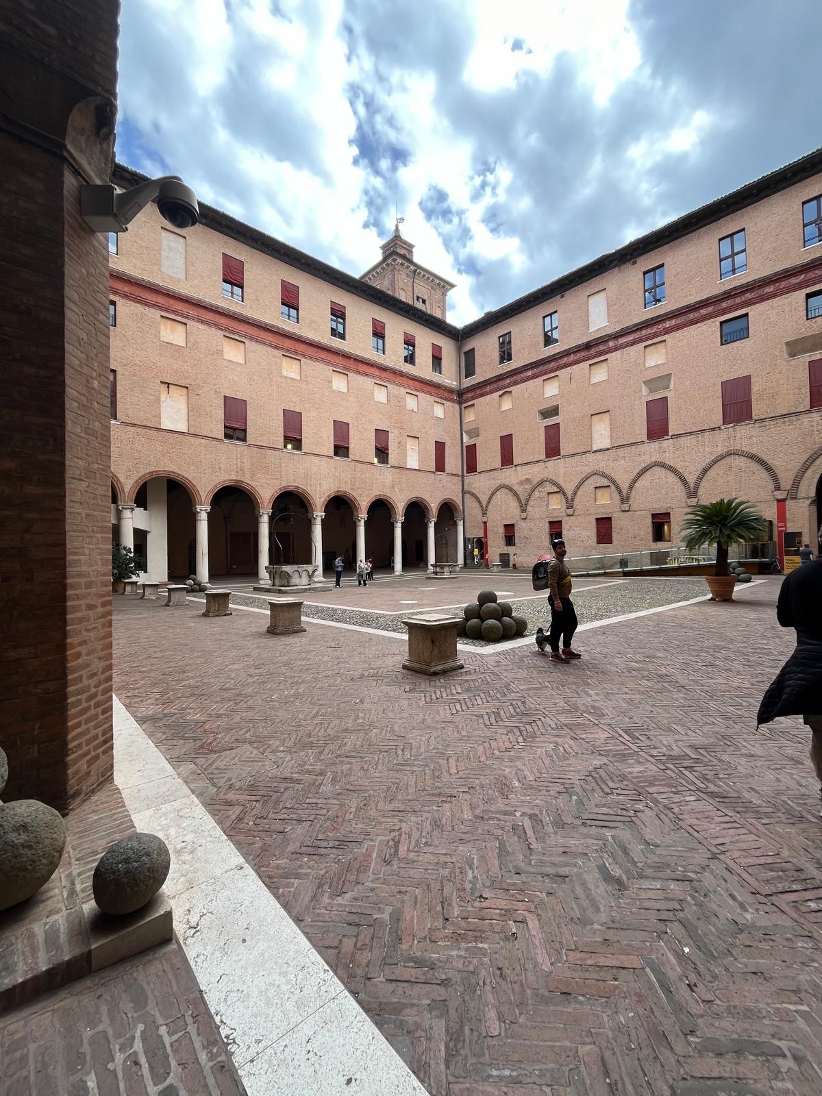 castello-estense-interno Cortile interno del Castello Estense di Ferrara