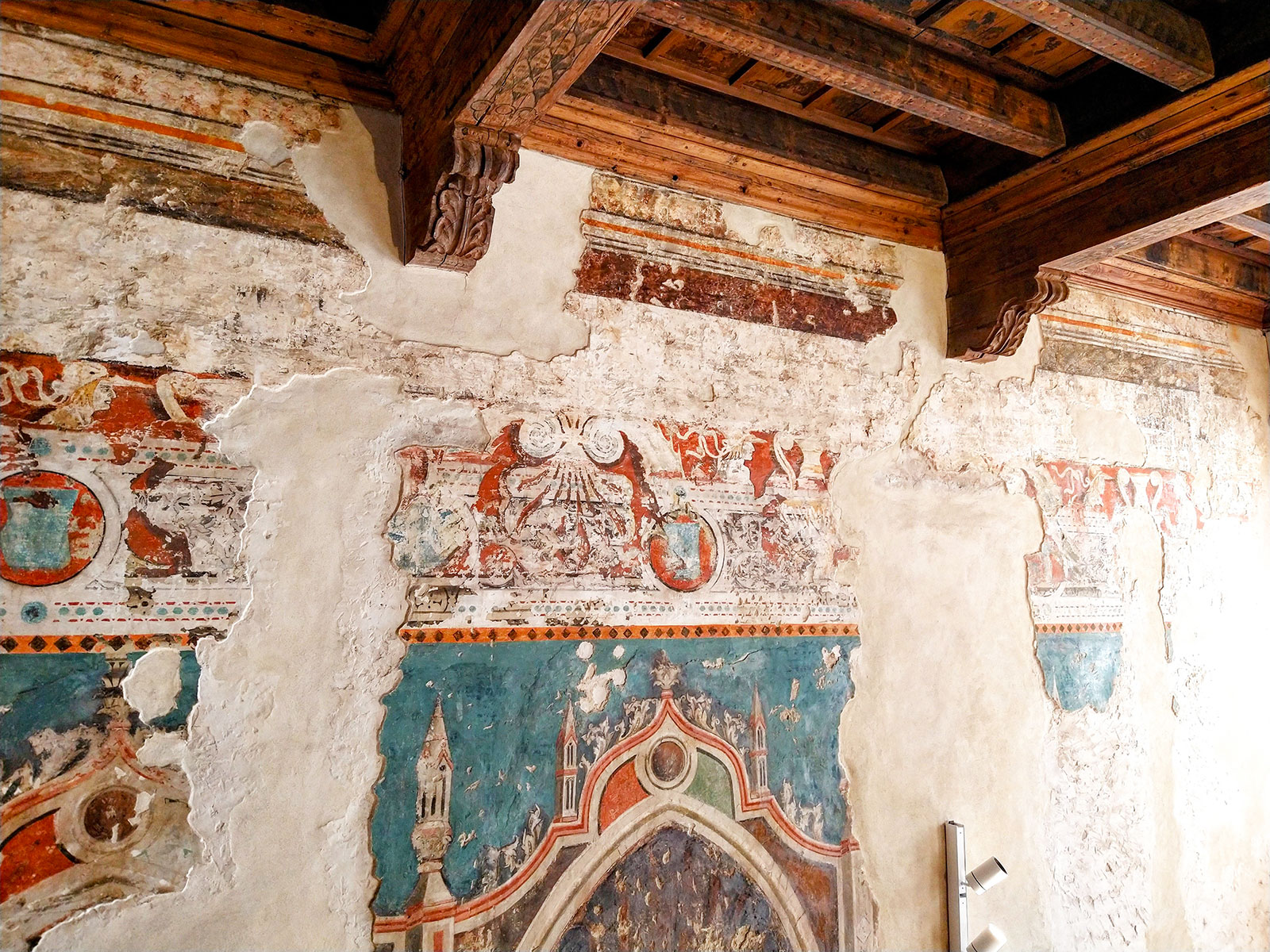 affreschi-palazzo-schifanoia-ferrara Tracce di affreschi in una parete restaurata di Palazzo Schifanoia