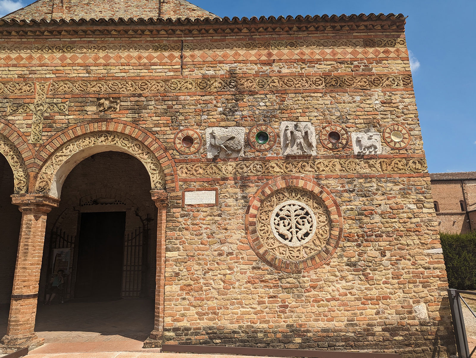 The decorations on the masonry fa&ccedil;ade of Pomposa Abbey