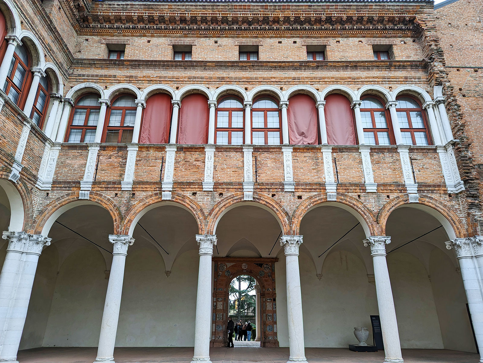 Atrio del Museo Archeologico Nazionele di Ferrara, in cui &egrave; possibile ammirare reperti etruschi della citt&agrave; di Spina