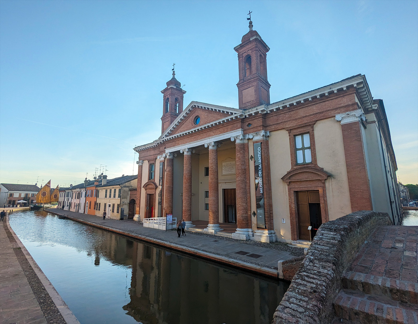 delta-antico-museum-comacchio The Museo Delta Antico (Ancient Delta Museum) in the center of Comacchio, along one of the many canals that cross the city.
