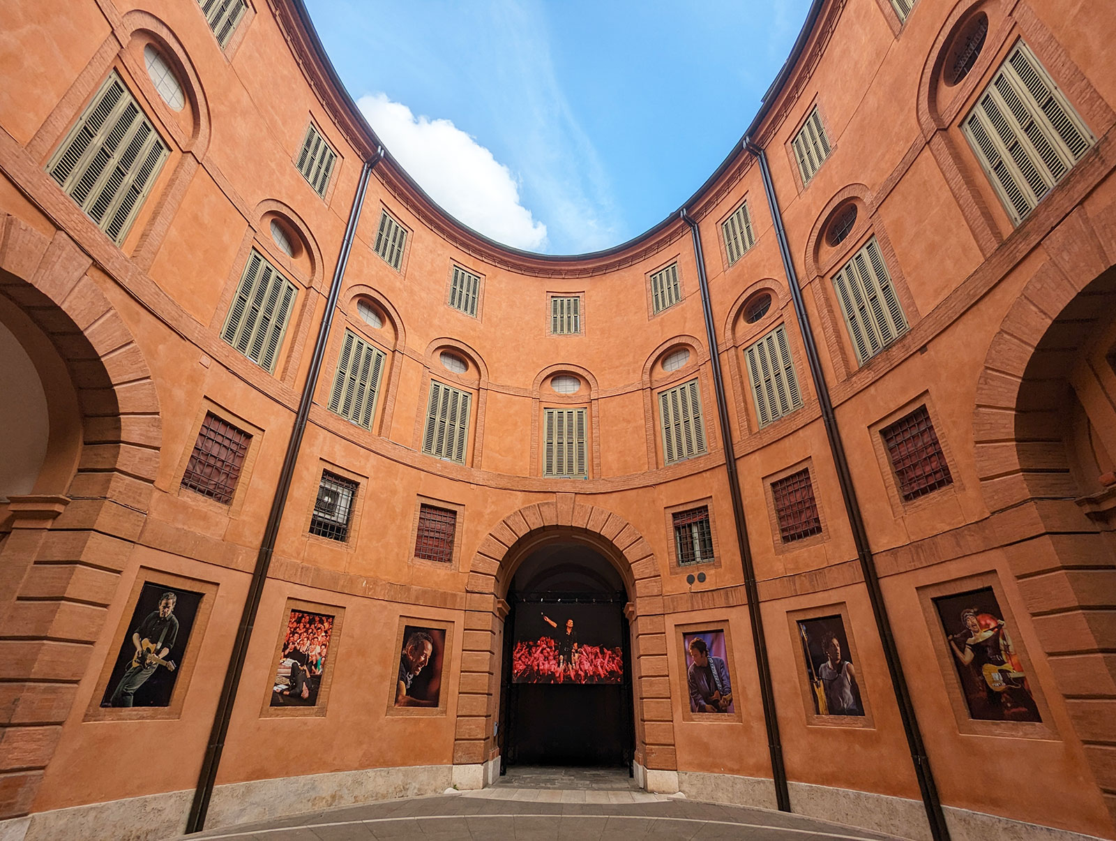 rotonda-foschini-teatro-comunale-di-ferrara La rotonda Foschini è una piazzetta, molto suggestiva, parte integrante del Teatro Comunale di Ferrara